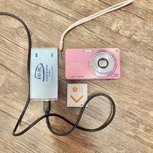 Pink Sony Cybershot Carl Zeiss w-350